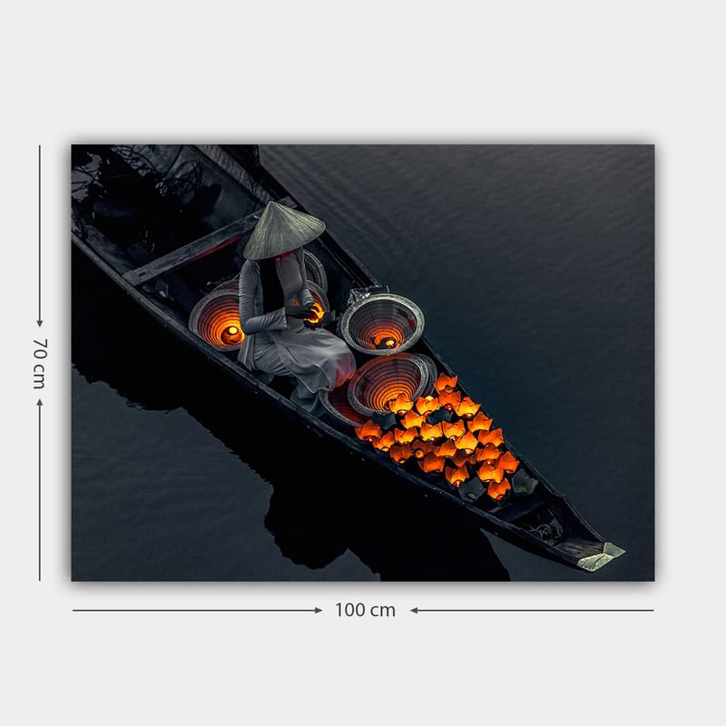 Lerretsbilde 70x100 cm - Kvinne i en båt som omgir seg med knalloransje fisk og tradisjonelle kurver - Oransje / Svart / Grå - Interiør - Maleri & posters - Lerretsbilder