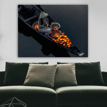 Lerretsbilde 70x100 cm - Kvinne i en båt som omgir seg med knalloransje fisk og tradisjonelle kurver - Oransje / Svart / Grå - Interiør - Maleri & posters - Lerretsbilder