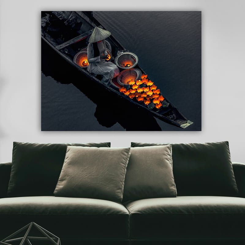 Lerretsbilde 70x100 cm - Kvinne i en båt som omgir seg med knalloransje fisk og tradisjonelle kurver - Oransje / Svart / Grå - Interiør - Maleri & posters - Lerretsbilder