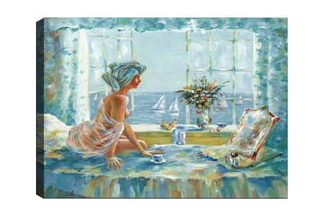 Lerretsbilde 70x100 cm - Kvinne i et lyst og luftig miljø, sittende ved et vindu med utsikt over havet - Blå / Grønn / Beige - Interiør - Maleri & posters - Lerretsbilder