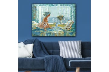 Lerretsbilde 70x100 cm - Kvinne i et lyst og luftig miljø, sittende ved et vindu med utsikt over havet - Blå / Grønn / Beige - Interiør - Maleri & posters - Lerretsbilder