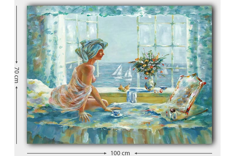 Lerretsbilde 70x100 cm - Kvinne i et lyst og luftig miljø, sittende ved et vindu med utsikt over havet - Blå / Grønn / Beige - Interiør - Maleri & posters - Lerretsbilder