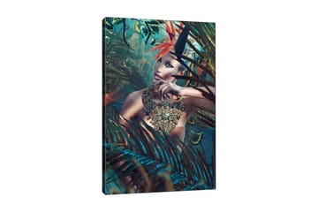 Lerretsbilde 70x100 cm - Kvinne i et tett, frodig miljø med en intrikat smykkedetalj som fanger blikket - Mørkegrønn / Turkis / Beige - Interiør - Maleri & posters - Lerretsbilder
