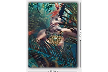 Lerretsbilde 70x100 cm - Kvinne i et tett, frodig miljø med en intrikat smykkedetalj som fanger blikket - Mørkegrønn / Turkis / Beige - Interiør - Maleri & posters - Lerretsbilder