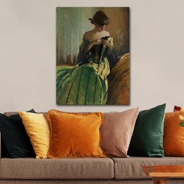 Lerretsbilde 70x100 cm - Kvinne i grønn kjole sitter og arbeider med noe i hendene, dypt fordypet i tanker - Grønn / Svart / Beige - Interiør - Maleri & posters - Lerretsbilder