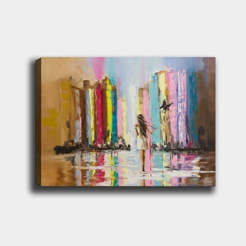 Lerretsbilde 70x100 cm - Kvinne i hvit kjole går gjennom en fargerik by med høye bygninger i bakgrunnen - Rosa / Gul / Blå - Interiør - Maleri & posters - Lerretsbilder