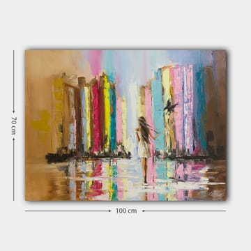 Lerretsbilde 70x100 cm - Kvinne i hvit kjole går gjennom en fargerik by med høye bygninger i bakgrunnen - Rosa / Gul / Blå - Interiør - Maleri & posters - Lerretsbilder