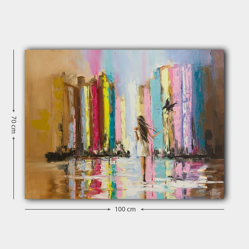 Lerretsbilde 70x100 cm - Kvinne i hvit kjole går gjennom en fargerik by med høye bygninger i bakgrunnen - Rosa / Gul / Blå - Interiør - Maleri & posters - Lerretsbilder