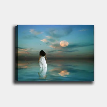 Lerretsbilde 70x100 cm - Kvinne i hvit kjole går gjennom et speilblankt hav under en stjernehimmel med en stor måne - Blå / Hvit / Grå - Interiør - Maleri & posters - Lerretsbilder