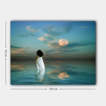 Lerretsbilde 70x100 cm - Kvinne i hvit kjole går gjennom et speilblankt hav under en stjernehimmel med en stor måne - Blå / Hvit / Grå - Interiør - Maleri & posters - Lerretsbilder