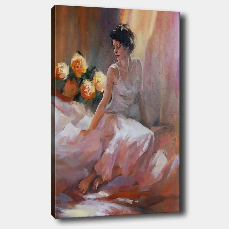 Lerretsbilde 70x100 cm - Kvinne i hvit kjole som sitter avslappet med roser i bakgrunnen, Hvit / Rosa / Oransje