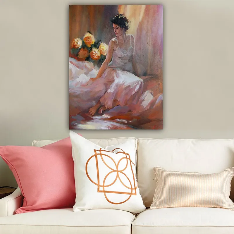 Lerretsbilde 70x100 cm - Kvinne i hvit kjole som sitter avslappet med roser i bakgrunnen - Hvit / Rosa / Oransje - Interiør - Maleri & posters - Lerretsbilder