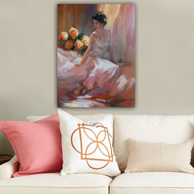 Lerretsbilde 70x100 cm - Kvinne i hvit kjole som sitter avslappet med roser i bakgrunnen - Hvit / Rosa / Oransje - Interiør - Maleri & posters - Lerretsbilder