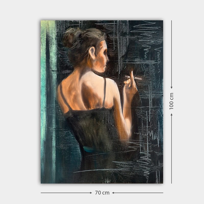 Lerretsbilde 70x100 cm - Kvinne i svart kjole som står med ryggen til betrakteren og holder en sigarett - Mørk blå / Beige / Svart - Interiør - Maleri & posters - Lerretsbilder