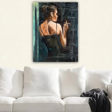 Lerretsbilde 70x100 cm - Kvinne i svart kjole som står med ryggen til betrakteren og holder en sigarett - Mørk blå / Beige / Svart - Interiør - Maleri & posters - Lerretsbilder