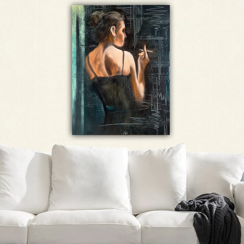 Lerretsbilde 70x100 cm - Kvinne i svart kjole som står med ryggen til betrakteren og holder en sigarett - Mørk blå / Beige / Svart - Interiør - Maleri & posters - Lerretsbilder
