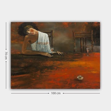 Lerretsbilde 70x100 cm - Kvinne lener seg avslappet over et bord med et glass i hånden, omgitt av en dempet og varm atmosfære - Mørk rød / Brun / Beige - Interiør - Maleri & posters - Lerretsbilder