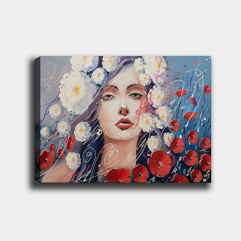 Lerretsbilde 70x100 cm - Kvinne med blomster i håret, omgitt av røde blomster og en blå bakgrunn, Hvit / Rød / Blå