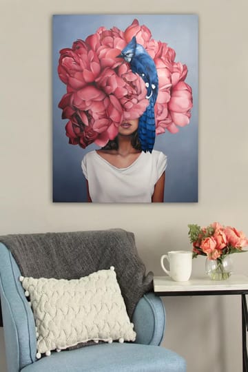 Lerretsbilde 70x100 cm - Kvinne med en stor krans av rosa blomster som dekker hodet, med en blå fugl som sitter på blomstene - Rosa / Blå - Interiør - Maleri & posters - Lerretsbilder