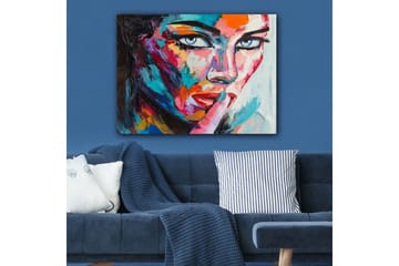 Lerretsbilde 70x100 cm - Kvinne med et mystisk blikk som holder en finger mot leppene i en stille gest - Blå / Rød / Oransje - Interiør - Maleri & posters - Lerretsbilder