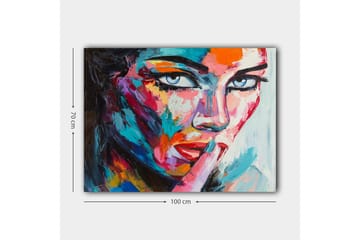 Lerretsbilde 70x100 cm - Kvinne med et mystisk blikk som holder en finger mot leppene i en stille gest - Blå / Rød / Oransje - Interiør - Maleri & posters - Lerretsbilder