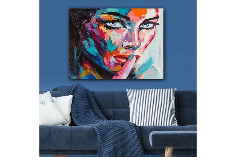 Lerretsbilde 70x100 cm - Kvinne med et mystisk blikk som holder en finger mot leppene i en stille gest - Blå / Rød / Oransje - Interiør - Maleri & posters - Lerretsbilder