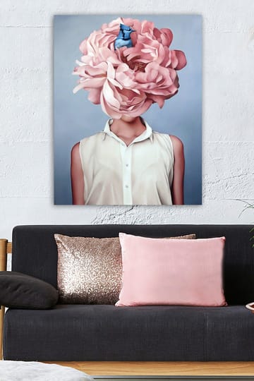 Lerretsbilde 70x100 cm - Kvinne med et stort rosa blomsterhodeplagg og en blå fugl som sitter blant blomstene - Rosa / Blå / Beige - Interiør - Maleri & posters - Lerretsbilder