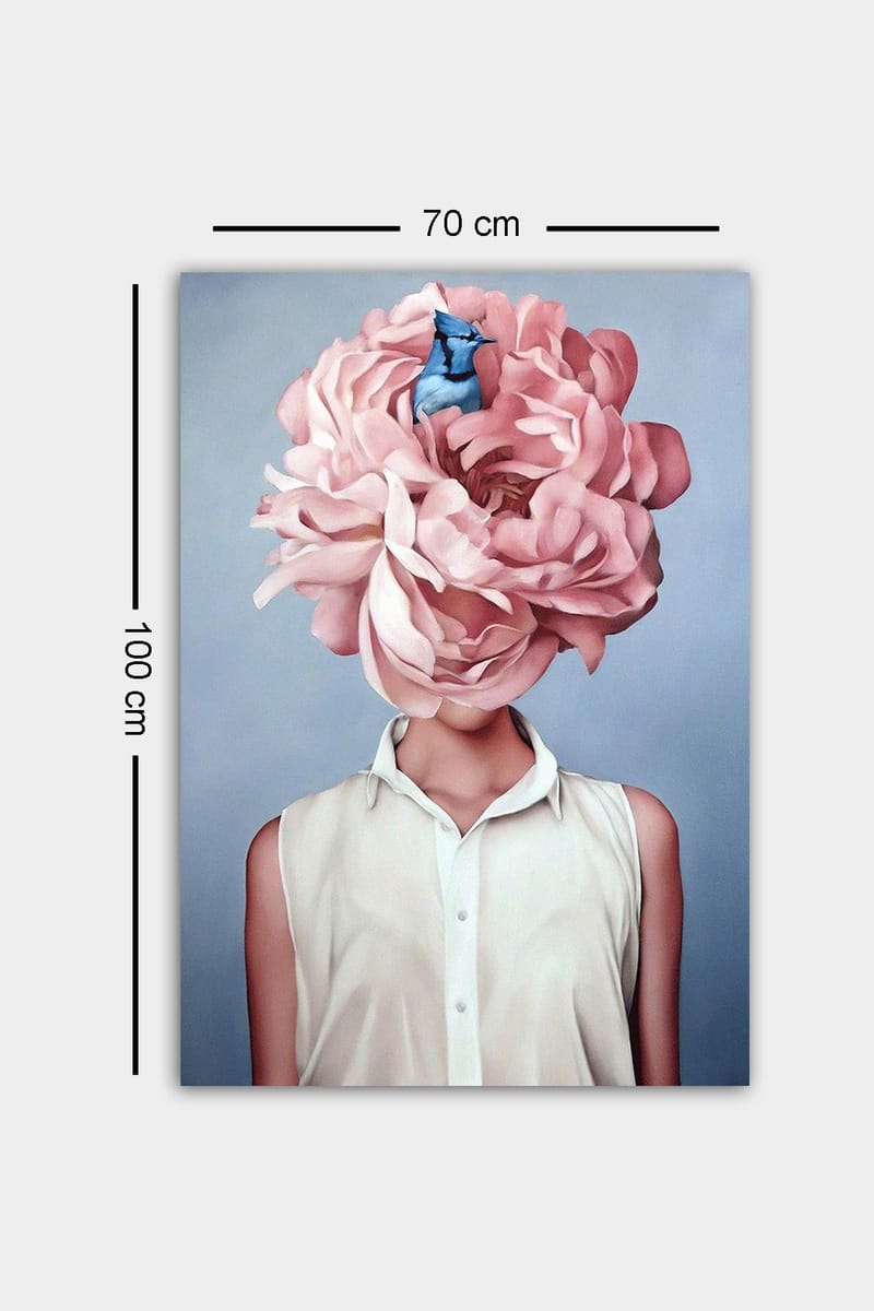 Lerretsbilde 70x100 cm - Kvinne med et stort rosa blomsterhodeplagg og en blå fugl som sitter blant blomstene - Rosa / Blå / Beige - Interiør - Maleri & posters - Lerretsbilder