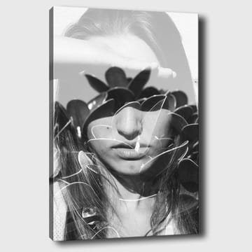 Lerretsbilde 70x100 cm - Kvinne med hånd på pannen, omgitt av stiliserte planteformer - Svart / Hvit - Interiør - Maleri & posters - Lerretsbilder