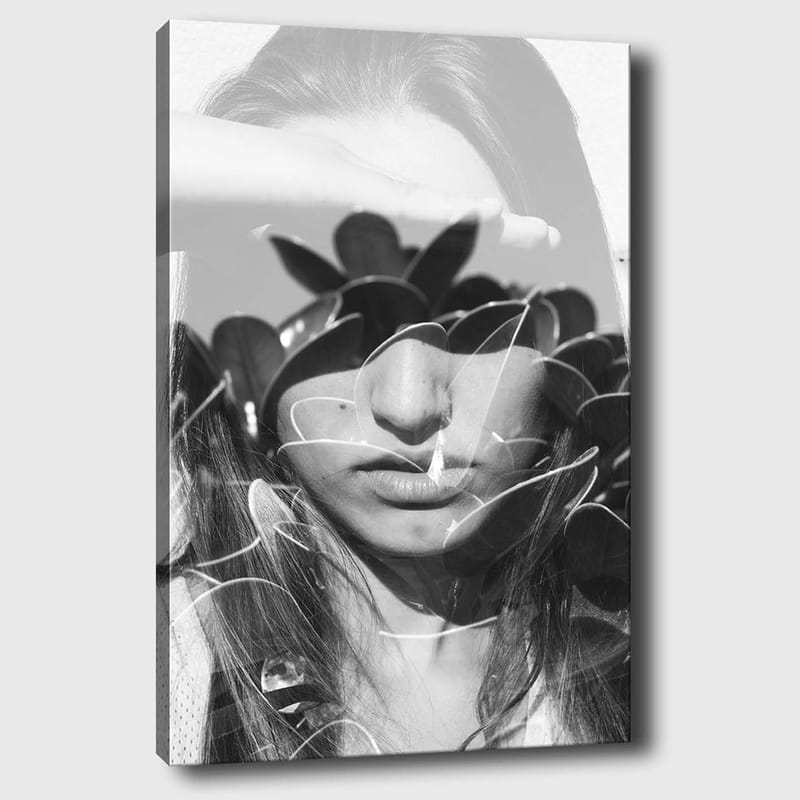 Lerretsbilde 70x100 cm - Kvinne med hånd på pannen, omgitt av stiliserte planteformer, Svart / Hvit