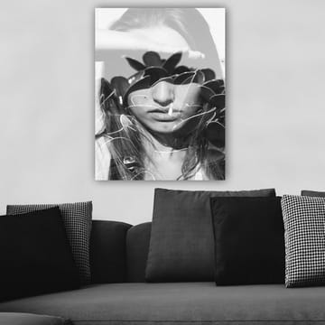 Lerretsbilde 70x100 cm - Kvinne med hånd på pannen, omgitt av stiliserte planteformer - Svart / Hvit - Interiør - Maleri & posters - Lerretsbilder