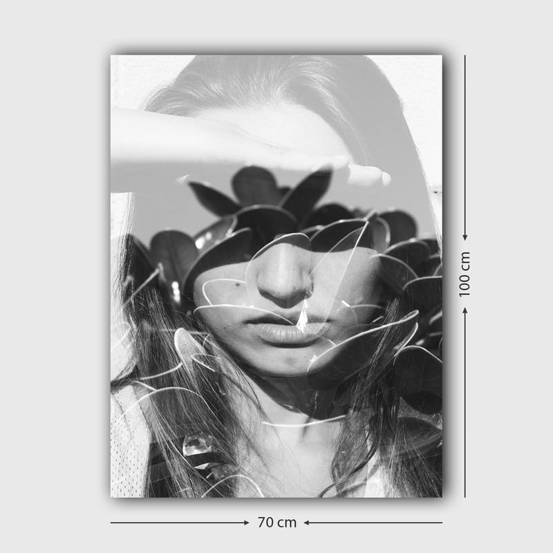 Lerretsbilde 70x100 cm - Kvinne med hånd på pannen, omgitt av stiliserte planteformer - Svart / Hvit - Interiør - Maleri & posters - Lerretsbilder