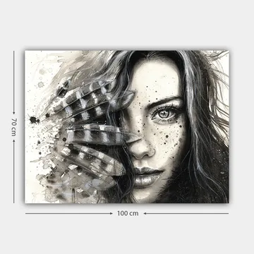 Lerretsbilde 70x100 cm - Kvinne med intenst blikk, delvis skjult av fjær og abstrakte mønstre - Svart / Grå / Hvit - Interiør - Maleri & posters - Lerretsbilder