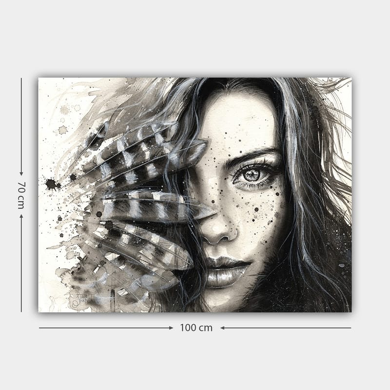 Lerretsbilde 70x100 cm - Kvinne med intenst blikk, delvis skjult av fjær og abstrakte mønstre - Svart / Grå / Hvit - Interiør - Maleri & posters - Lerretsbilder