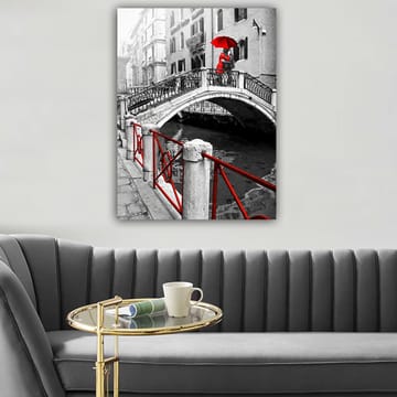 Lerretsbilde 70x100 cm - Kvinne med rød paraply stående på en bro i svart-hvitt venetiansk setting - Rød / Svart / Hvit - Interiør - Maleri & posters - Lerretsbilder