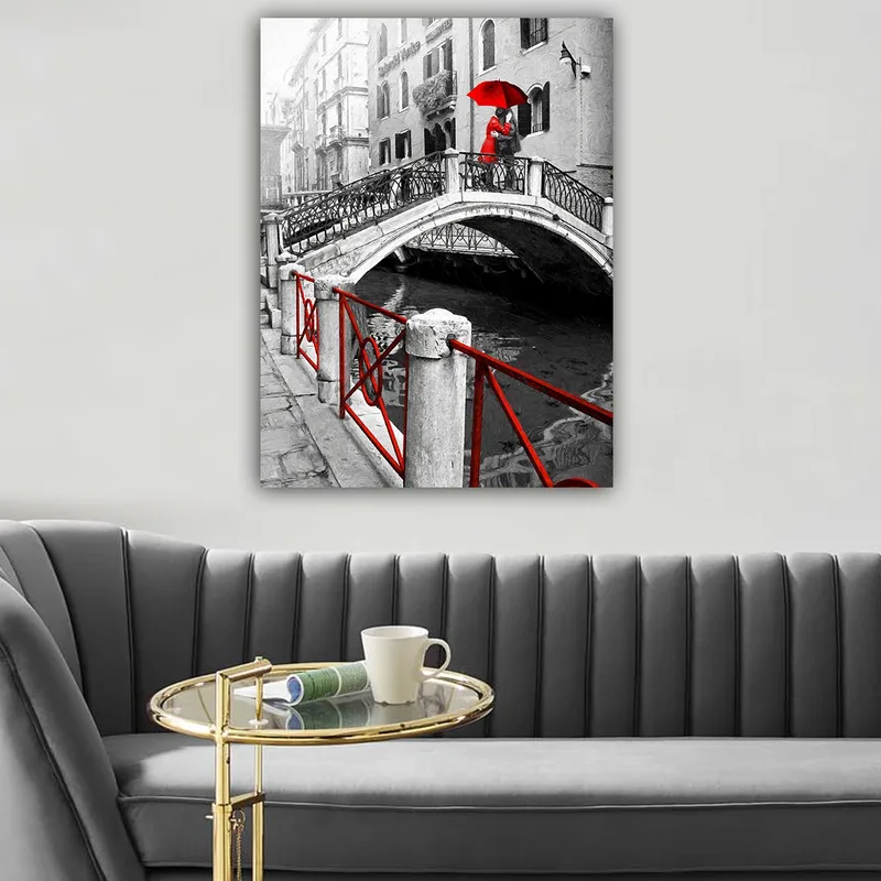 Lerretsbilde 70x100 cm - Kvinne med rød paraply stående på en bro i svart-hvitt venetiansk setting - Rød / Svart / Hvit - Interiør - Maleri & posters - Lerretsbilder