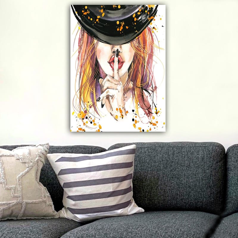 Lerretsbilde 70x100 cm - Kvinne med rødlig hår som holder en finger mot leppene i en stillhetsgest - Rød / Svart / Oransje - Interiør - Maleri & posters - Lerretsbilder
