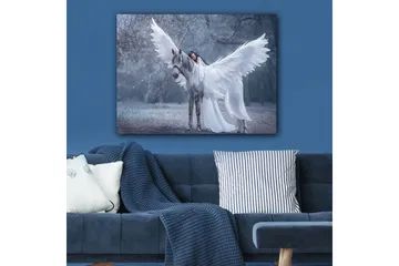 Lerretsbilde 70x100 cm - Kvinne med vinger som omfavner en grå hest med store hvite vinger - Hvit / Grå / Lys blå - Interiør - Maleri & posters - Lerretsbilder