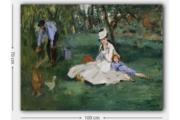 Lerretsbilde 70x100 cm - Kvinne og barn sitter på gresset mens en mann vanner blomster i en hage - Grønn / Blå / Hvit - Interiør - Maleri & posters - Lerretsbilder