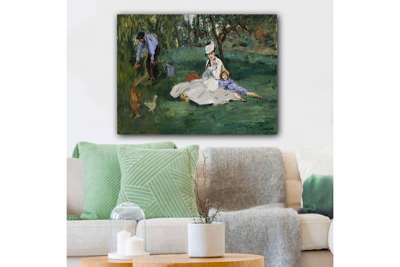 Lerretsbilde 70x100 cm - Kvinne og barn sitter på gresset mens en mann vanner blomster i en hage, Grønn / Blå / Hvit