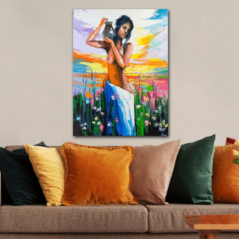 Lerretsbilde 70x100 cm - Kvinne som bærer en potte, omgitt av blomster og en fargerik himmel ved solnedgang - Oransje / Blå / Grønn - Interiør - Maleri & posters - Lerretsbilder