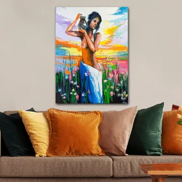 Lerretsbilde 70x100 cm - Kvinne som bærer en potte, omgitt av blomster og en fargerik himmel ved solnedgang - Oransje / Blå / Grønn - Interiør - Maleri & posters - Lerretsbilder