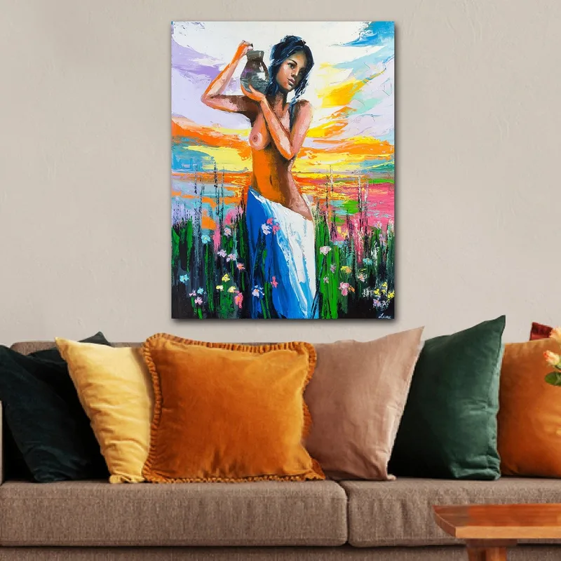 Lerretsbilde 70x100 cm - Kvinne som bærer en potte, omgitt av blomster og en fargerik himmel ved solnedgang - Oransje / Blå / Grønn - Interiør - Maleri & posters - Lerretsbilder