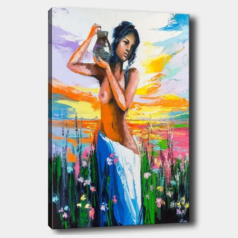 Lerretsbilde 70x100 cm - Kvinne som bærer en potte, omgitt av blomster og en fargerik himmel ved solnedgang, Oransje / Blå / Grønn