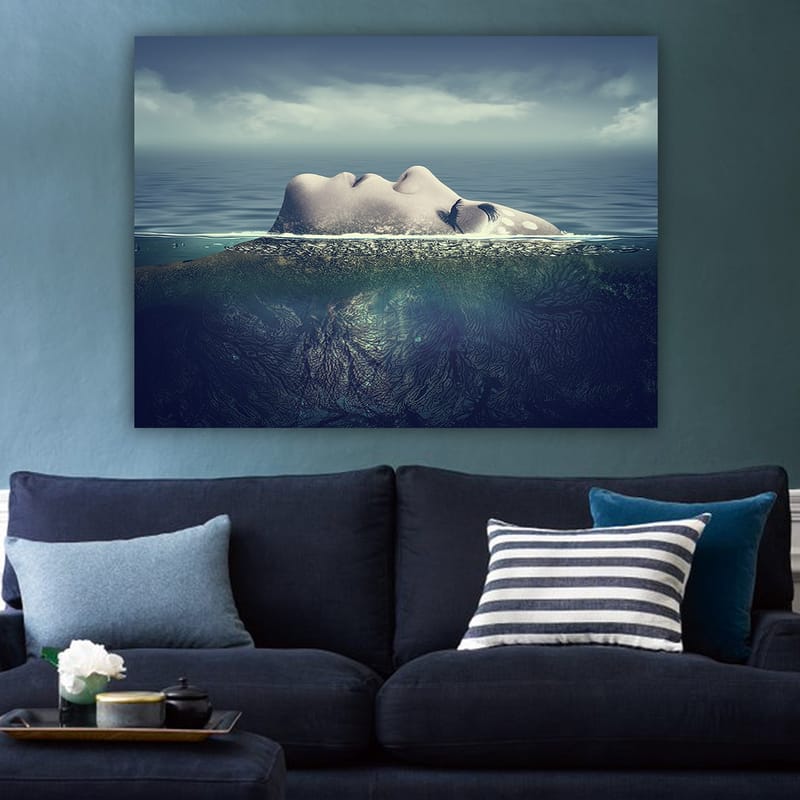 Lerretsbilde 70x100 cm - Kvinne som flyter på vannoverflaten med en drømmende og rolig atmosfære - Blå / Grønn / Beige - Interiør - Maleri & posters - Lerretsbilder