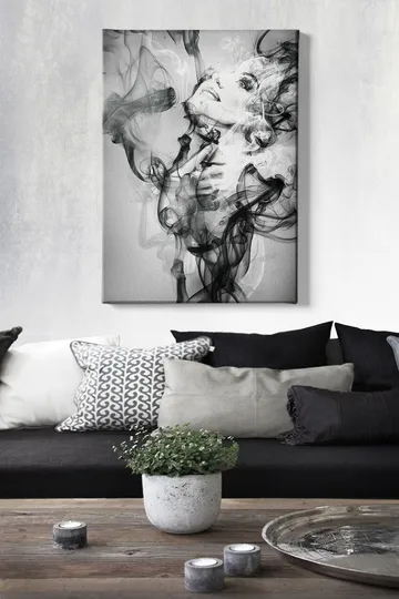 Lerretsbilde 70x100 cm - Kvinne som kommer ut av svevende røykformasjoner - Svart / Grå / Hvit - Interiør - Maleri & posters - Lerretsbilder