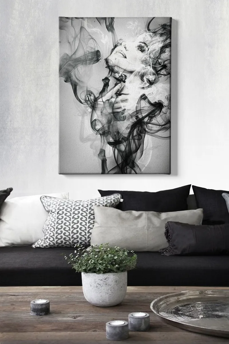 Lerretsbilde 70x100 cm - Kvinne som kommer ut av svevende røykformasjoner - Svart / Grå / Hvit - Interiør - Maleri & posters - Lerretsbilder