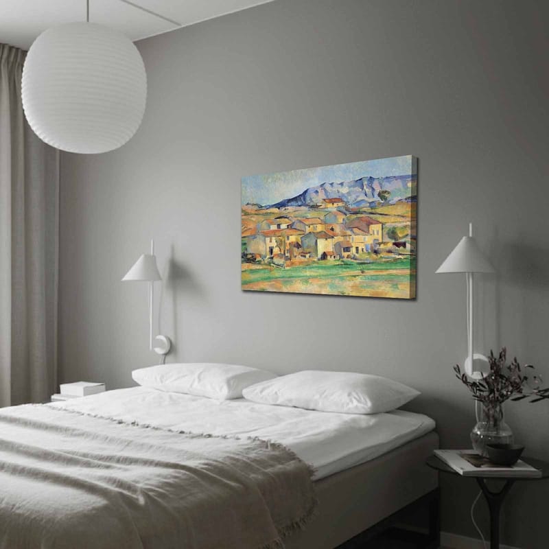 Lerretsbilde 70x100 cm - Landskapsmaleri med pittoreske hus omgitt av grønne marker og fjell i bakgrunnen, Gul / Grønn / Blå