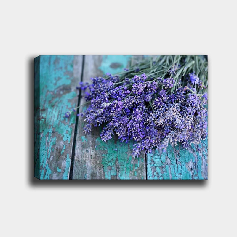 Lerretsbilde 70x100 cm - Lavendelbukett plassert på en slitt, turkis treflate - Lilla / Turkis - Interiør - Maleri & posters - Lerretsbilder