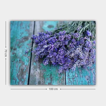 Lerretsbilde 70x100 cm - Lavendelbukett plassert på en slitt, turkis treflate - Lilla / Turkis - Interiør - Maleri & posters - Lerretsbilder